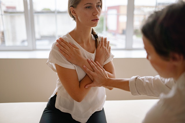 Five Signs You May Need Neck Pain Treatment